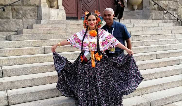 Edgar Villaverde junto a una bailarina, en Polonia.  Cortesía