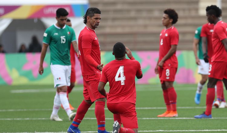 Manuel 'Cholo' Torres levanta a  Emmanuel Chanis (4) de Panamá, luego del empate ante México en los Panamericanos. EFE