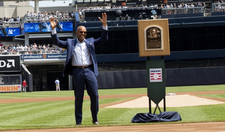 Mariano Rivera con la placa del Salón de la Fama. AP