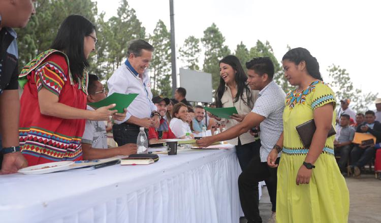 Presidente entrega becas en la comarca.