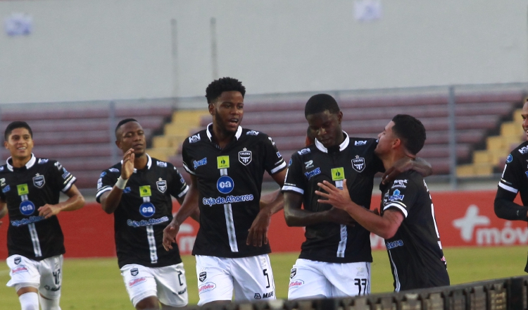 Justin Simons (der.) del Tauro festeja su gol ante Chiriqui en el Rommel Fernández. Foto: Anayansi Gamez