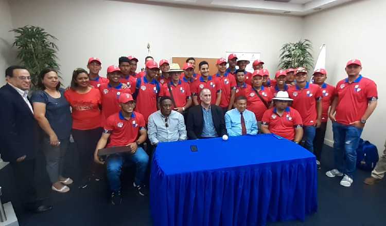 El equipo durante su recibimiento en la sala de conferencias del aeropuerto de Tocumen, la tarde de ayer. Víctor Arosemena