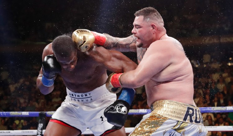 Andy Ruíz conecta a Anthony Joshua. Foto:AP