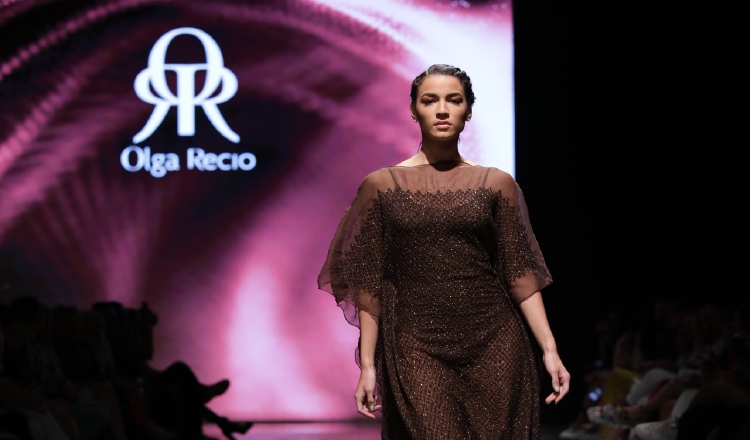 Mujer presentó la pasarela de la diseñadora Olga Recio. 