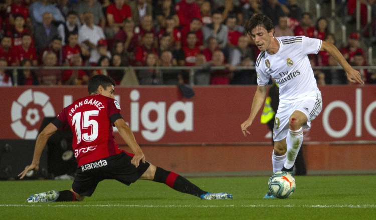 El Real Madrid jugó los últimos 15 minutos con un hombre menos tras la expulsión de Alvaro Odriozola (derecha). Foto AP