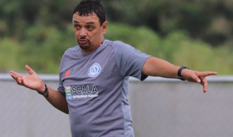 Richard Parra (der.) en los entrenamientos de Universitario. Foto:@Universitario