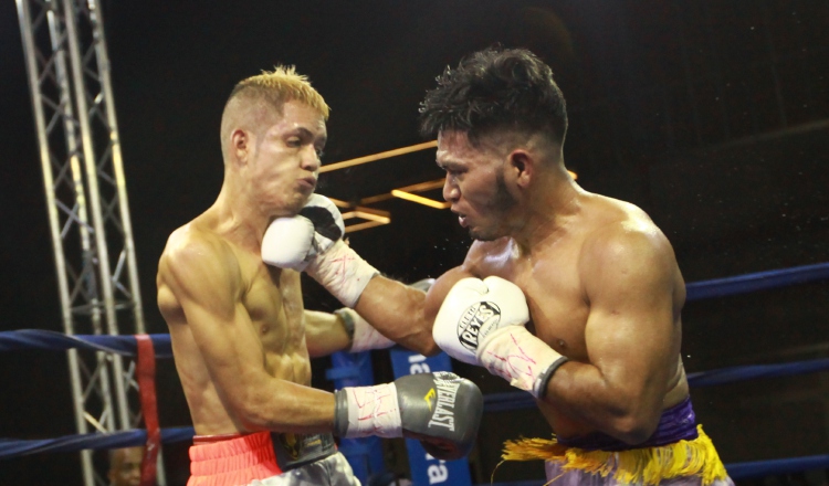 Francisco Pachay perdió el invicto ante Félix Montenegro (derecha). Foto Anayansi Gamez