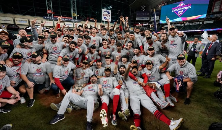 1.  Los jugadores de Washington en la foto del campeón.