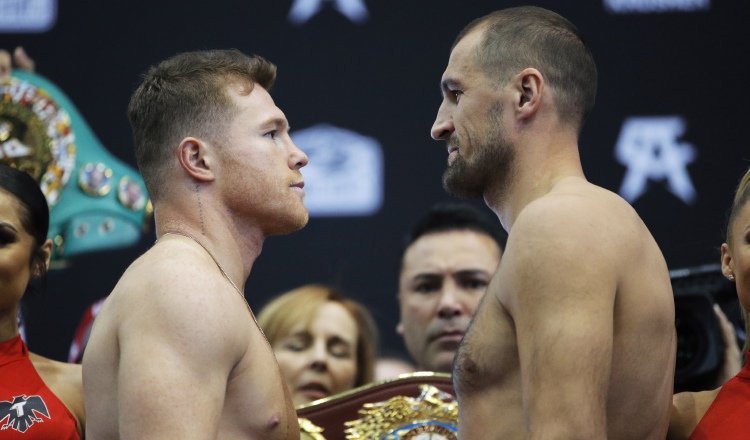 Álvarez y Kovalev en la ceremonia de pesaje de ayer. AP