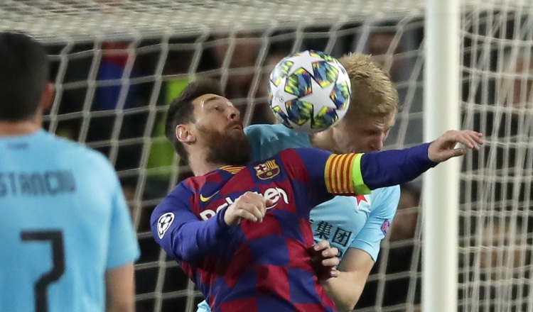 Leo Messi intenta superar la marca de Michal Frydrych. Foto AP