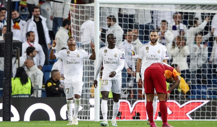 El delantero brasileño del Real Madrid, Rodrygo Silva de Goes (i), celebra el sexto gol del Madrid. EFE