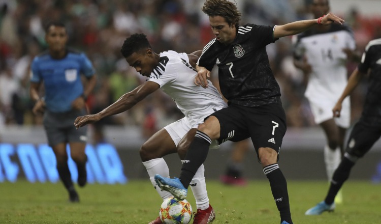 Edgar Yoel Bárcenas de Panamá (izq.) y el mexicano Sebastián Córdova en el partido de ida en el estadio Azteca. EFE