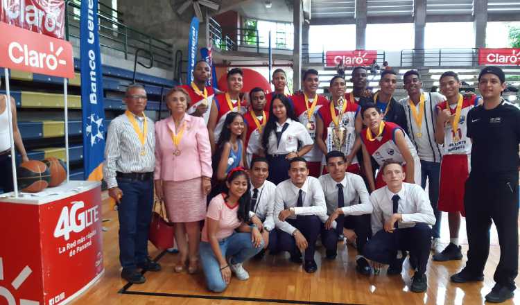 Los campeones con la copa.