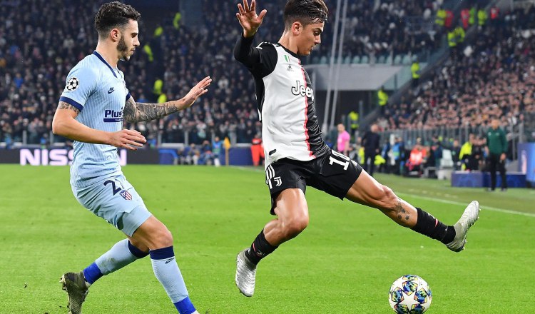 Paulo Dybala de la Juevntus (der.) y Mario Hermoso del Atlético. AP