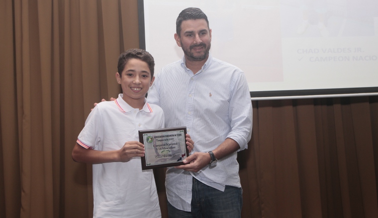 Chad Valdés Jr. recibe su placa. Foto: Víctor Arosemena