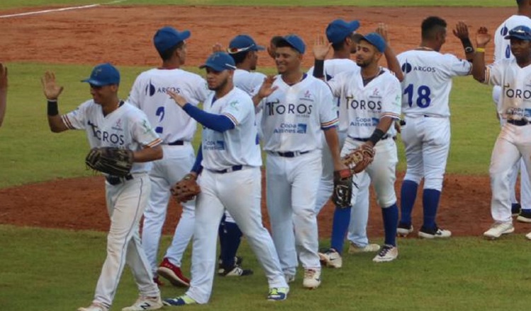 Los jugadores de los Toros festejan el triunfo @Probeis