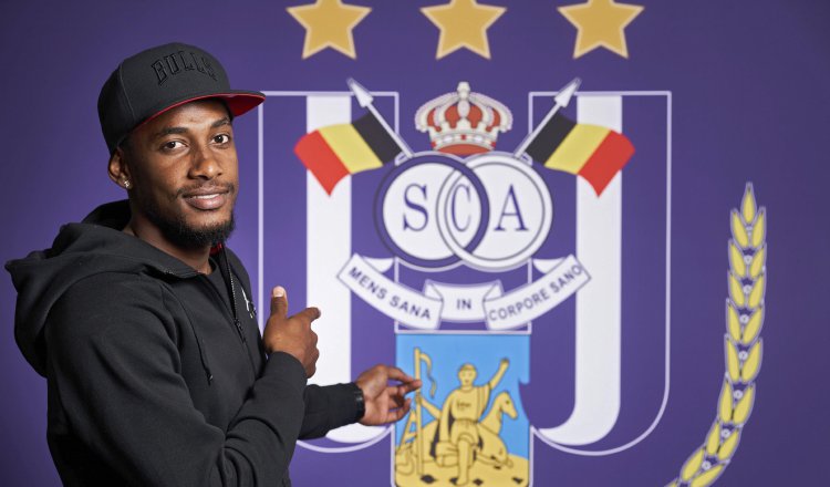 Michael Murillo con su  equipo belga del RSC Anderlecht. @rscanderlecht