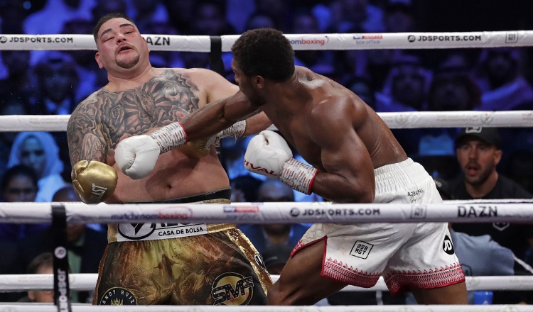 Andy Ruiz Jr. recibe un golpe de Anthony Joshua. AP