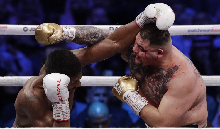 Andy Ruiz lució lento en la revancha contra Joshua. AP