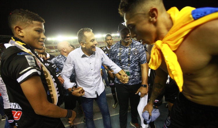 Saúl Maldonado celebra con sus jugadores el título 15 de Tauro. Foto Anayansi Gamez