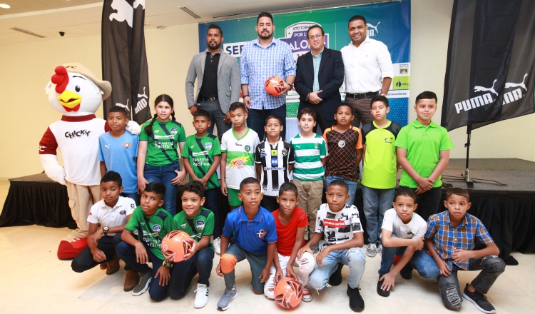 Los protagonistas junto a los organizadores del torneo, ayer. Anayansi Gamez