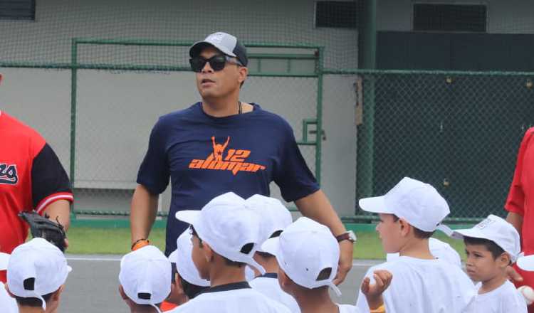 Roberto Alomar alabó la iniciativa de Bruce Chen con los niños panameños. Foto Cortesía