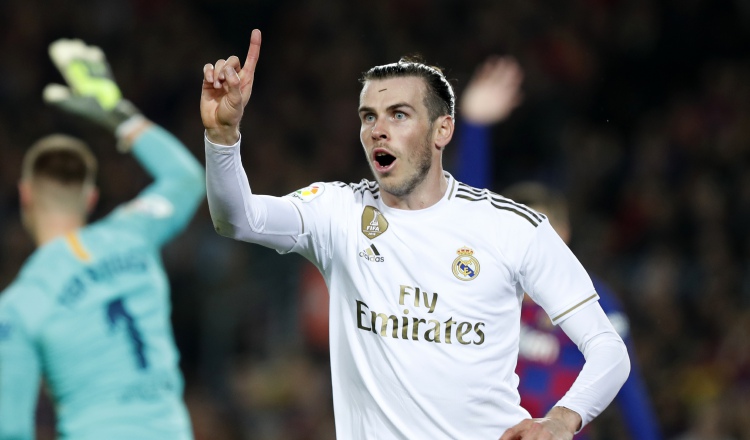 Gareth Bale reclama al árbitro tras anularle un gol por fuera de juego. Foto AP