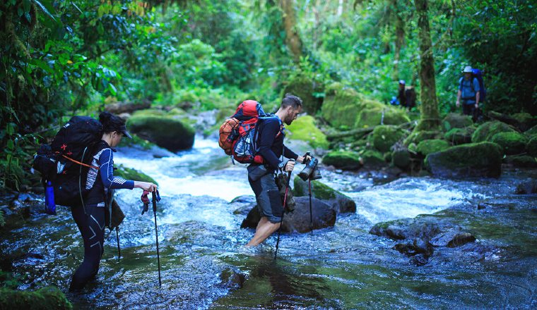 Los ríos y quebradas forman parte del paisaje natural que se encuentra entre las Tierras Altas chiricanas y la provincia de Bocas del Toro. Durante años, nativos y campesinos han explorado esta jungla. Cortesía RatRace