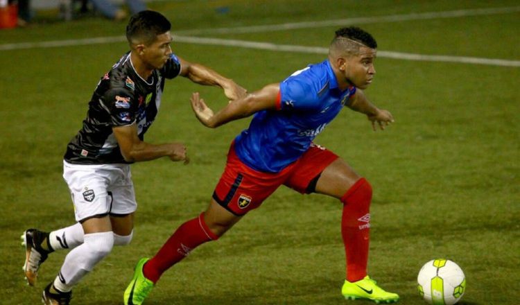 José Murillo (derecha) durante un clásico contra Tauro. Foto Anayansi Gamez