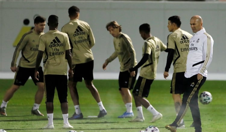 Zidane en los entrenamientos del Real Madrid. Foto:EFE