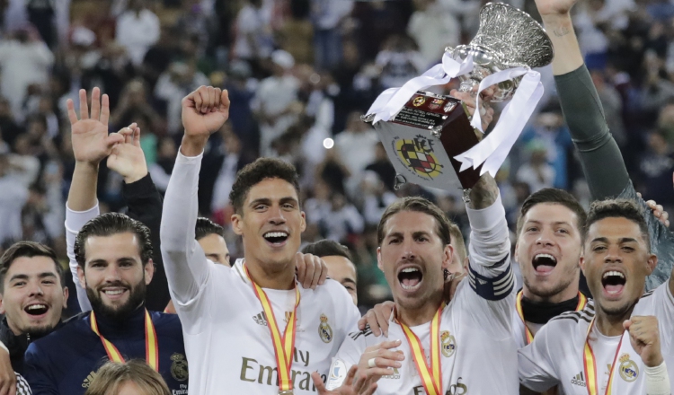 Sergio Ramos levantó el trofeo de la Supercopa de España, torneo que el equipo blanco disputó gracias a un cambio de formato. AP