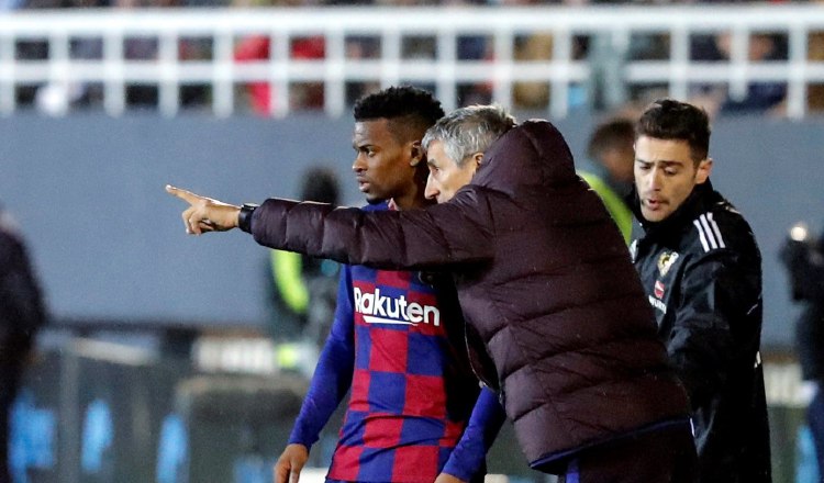 Quique Setién (d) da instrucciones al portugués Nelson  Semedo. Foto EFE