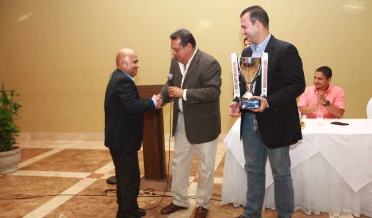 González (izq.) durante la ceremonia de premiación. Anayansi Gamez