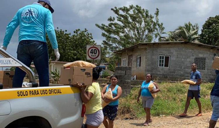 Mariano Rivera envió cajas de alimentos a la comunidad de Puerto Caimito en su aporte contra el coronavirus. Foto: Cortesía