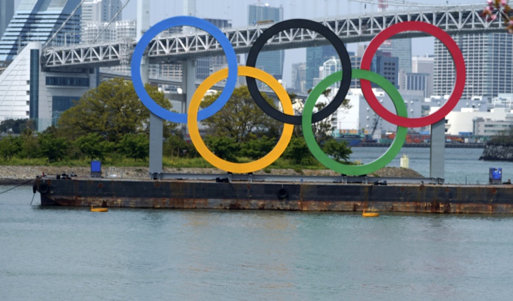 Los anillos olímpicos en el distrito Odaiba de Tokio, Japón. AP