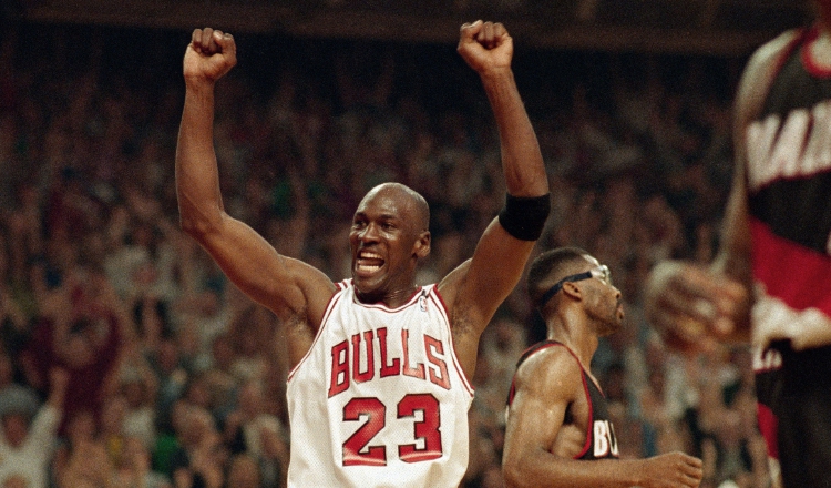 Michael Jordan celebraa una victoria de los Bulls conttra Portland Trail Blazers. AP 