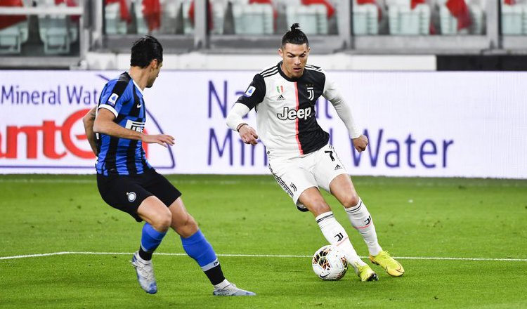 Cristiano Ronaldo (der.) en un partido  de la Juventus contra el Inter. Foto:AP