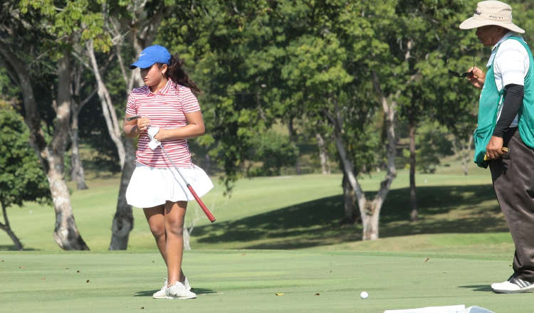 Los golfistas panameños no se olvidan de los caddies, en estos momentos difíciles. Anayansi Gamez/Cortesía