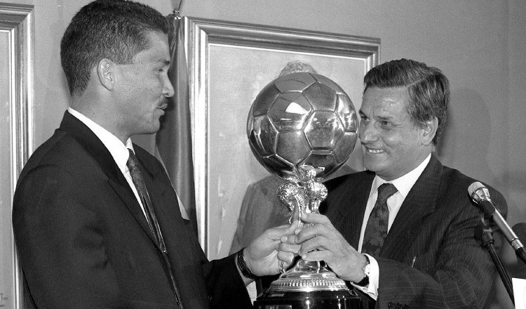 Rommel Fernández (izq.) del Valencia CF recibiendo el Trofeo Efe al mejor futbolista iberoamericano en España. Foto:EFE