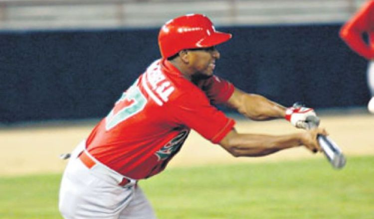 Rodolfo 'Candelilla' Aparicio jugó 22 temporadas en el categoría mayor defendiendo los colores de Chiriquí. Foto:Epasa.