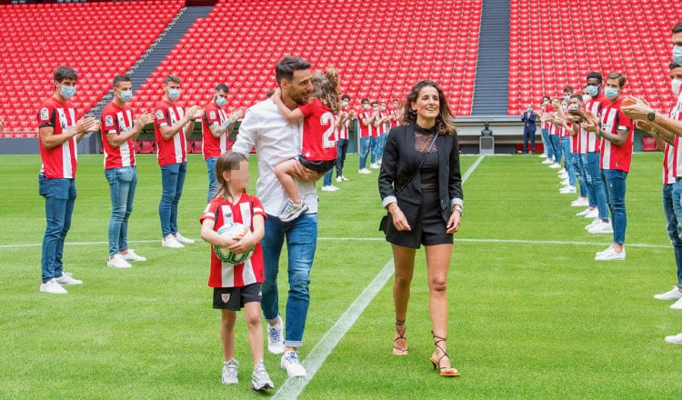 Aritz Aduriz y su  familia en la calle de honor que le hace su equipo. Foto:AP