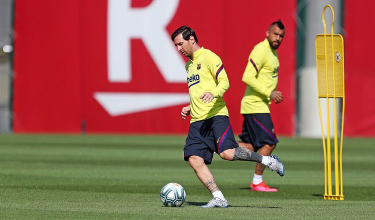 Lionel Messi durante los entrenamientos del Barcelona. Foto:AP