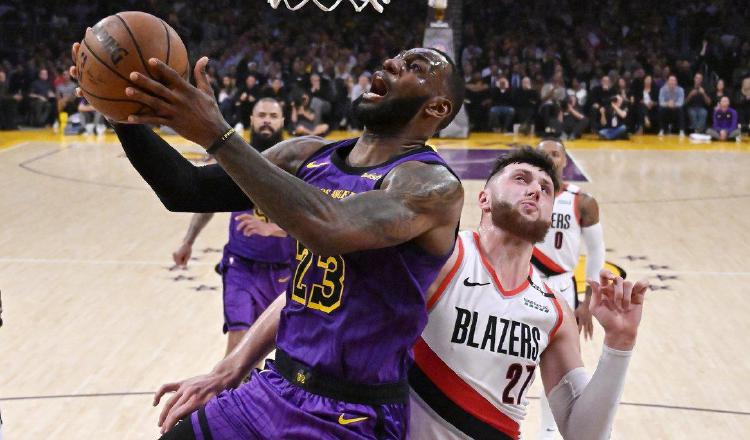 LeBron James de los Lakers se dirige a anotar una canasta. Foto:AP