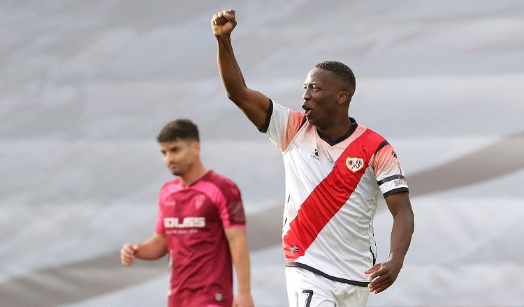 El defensa peruano del Rayo, Luis Advíncula, festeja su gol. Foto:EFE