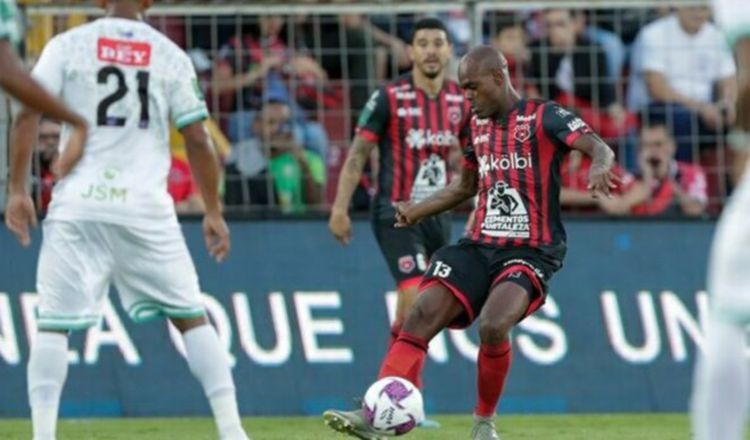 Adolfo Machado defensa central del Alajuelense. Foto:ldacr