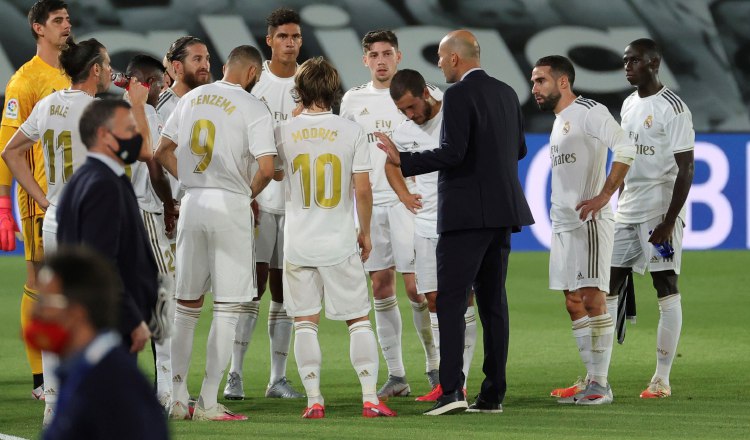 El técnico Zidane conversa con los jugadores del Real Madrid. Foto:EFE