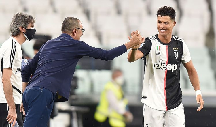 Cristiano Ronaldo festeja uno de sus goles con el técnico Maurizio Sarri. Foto: EFE