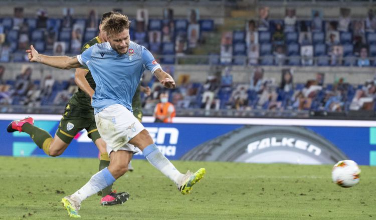 Ciro Immobile de la Lazio patea el balón en el partido contra el Brescia. Foto:EFE