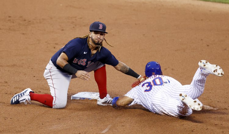 El panameño Jonathan Araúz de Boston intenta sacar al corredor Michael Conforto de os Mets en la segunda  base. Foto:EFE