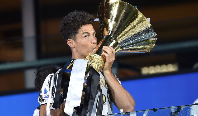 Cristiano Ronaldo de la Juventus dio un beso al trofeo como campeón de la Serie A en Italia. Foto:EFE